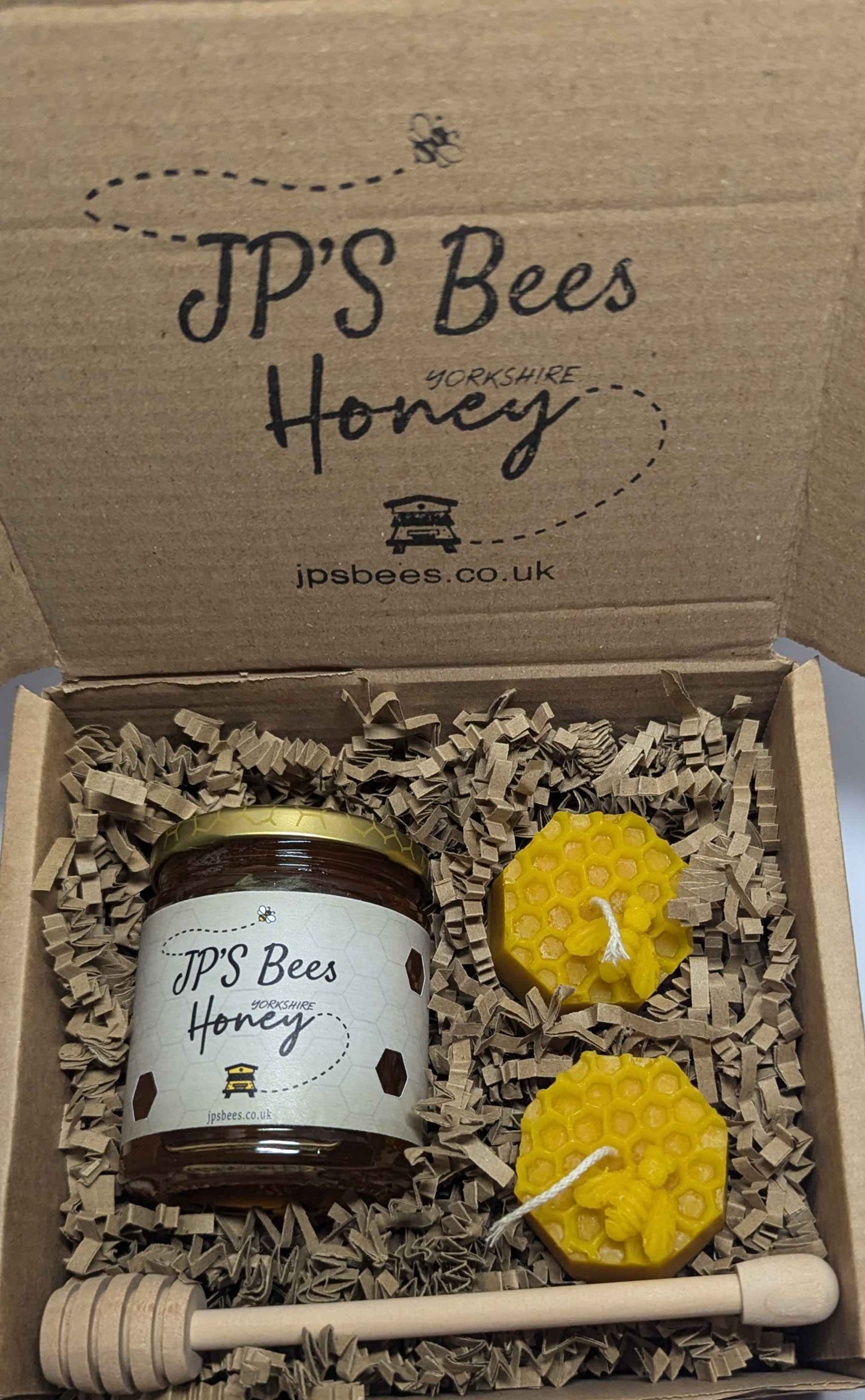 Bee on the honeycomb candle - Gift box